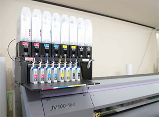 “JV100-160” uses the “AS5” ink. It also adopts a bulk ink supply system (2L) that handles everyday output work. In addition to the production-oriented four-color model, this machine can also respond to eight colors.