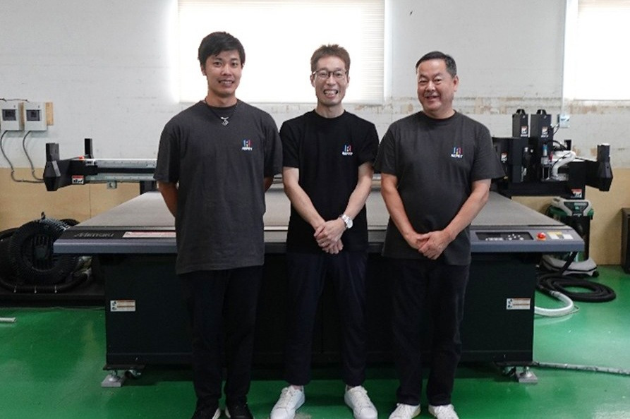 From left to right: Operator Satoshi Takeda, Center Director Akimitsu Sugiyama, and Operator Tadashi Mutsushika