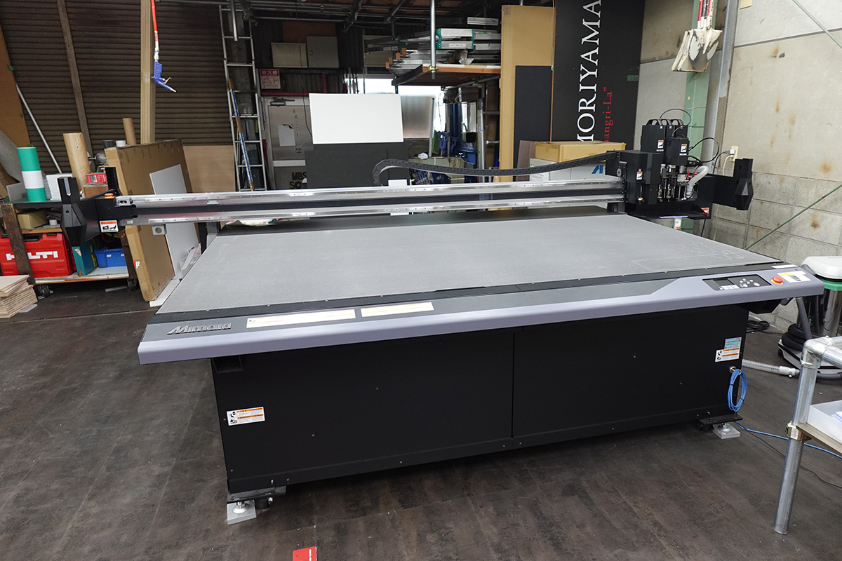 Large-format cutting plotter "CFX-2513"