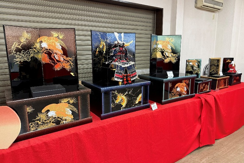 Sakura Seisakujo manufactures storage boxes, folding screens, display bases, and other components for traditional Japanese festival dolls entirely in-house.