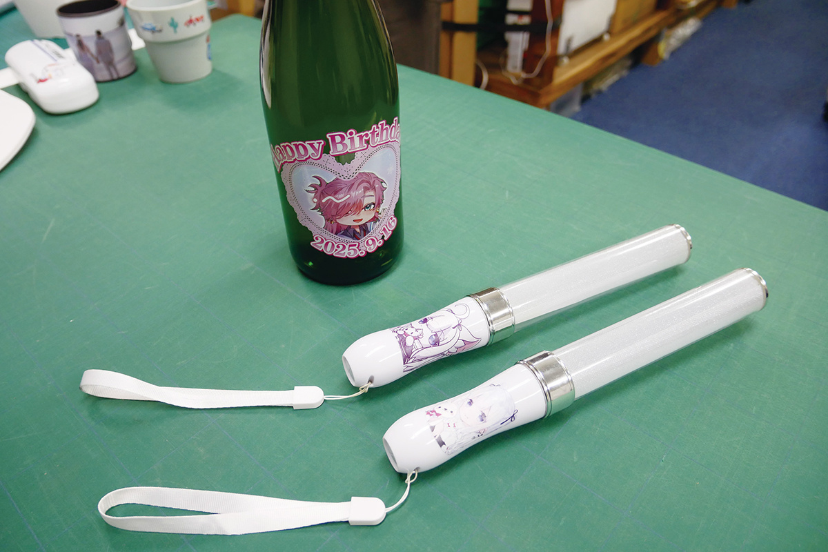 The company has also prepared easy-to-understand fan merchandise, such as custom champagne bottles and glow sticks. Even on narrow handles designed to be held by hand, the transfer sheets can be applied with ease.